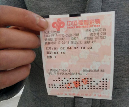 竟然双手齐出去扯杨华梅的裤子。